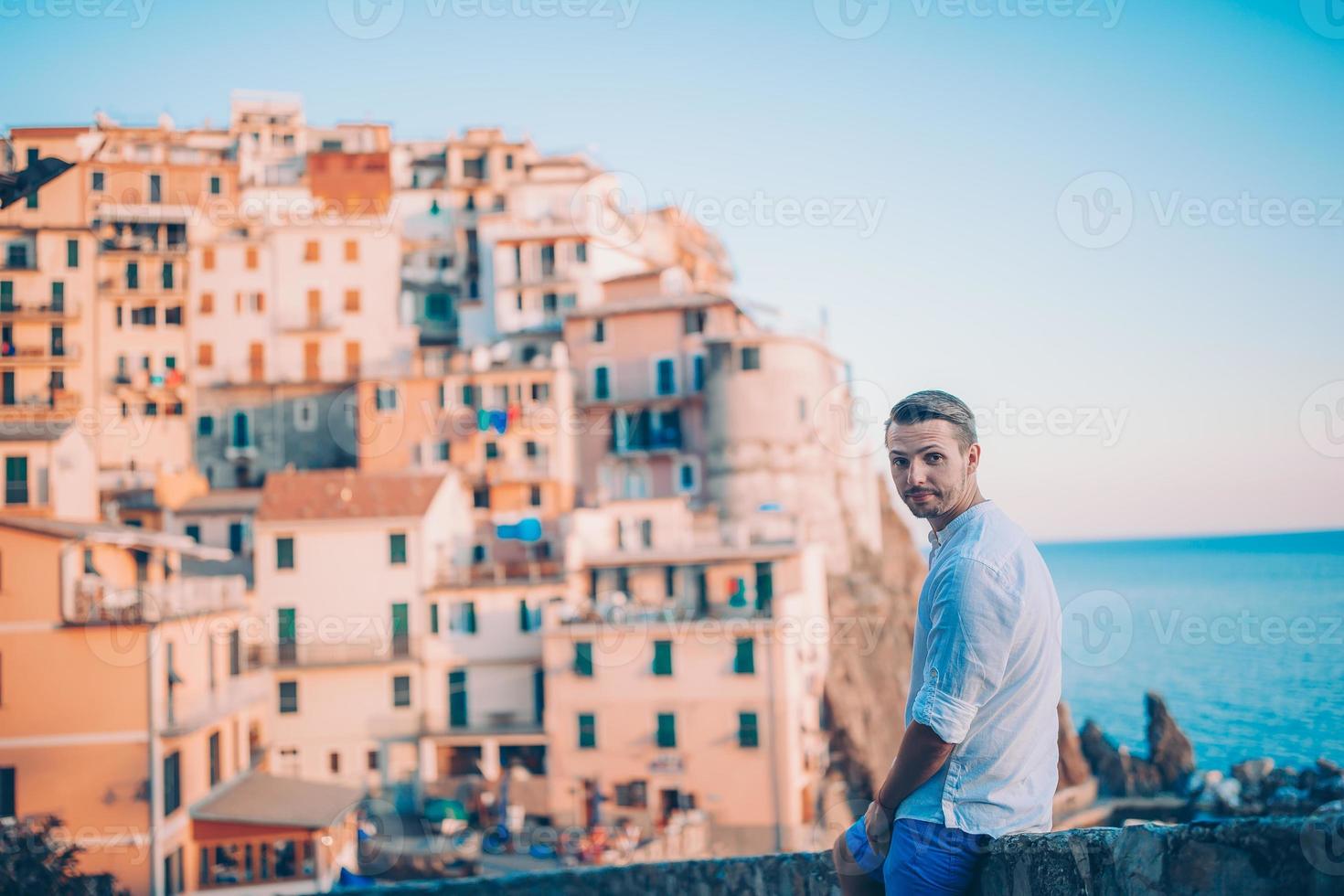 turista olhando a vista panorâmica de manarola, cinque terre, ligúria, itália foto
