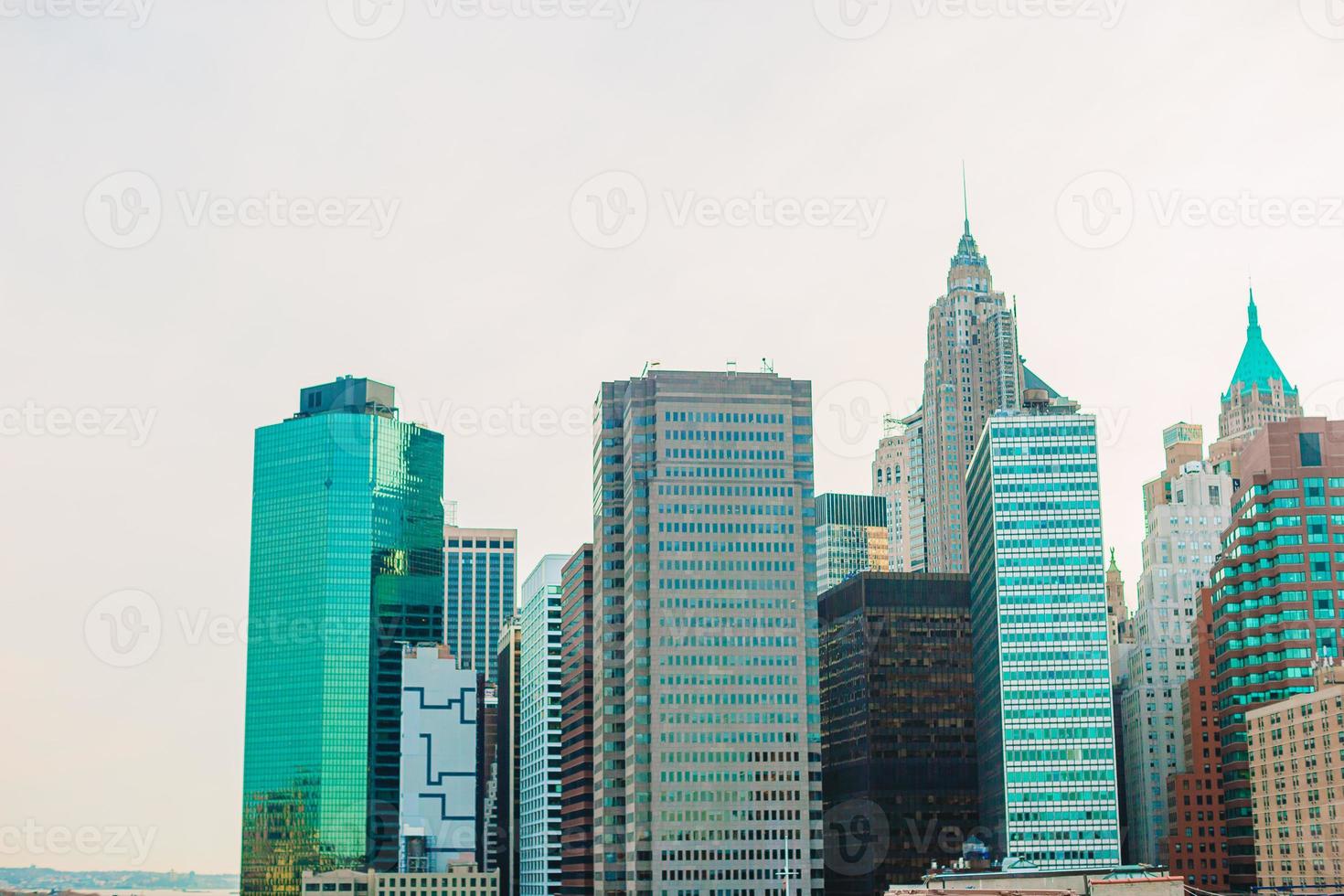 bela vista de nova york da ponte de brooklyn ao pôr do sol foto