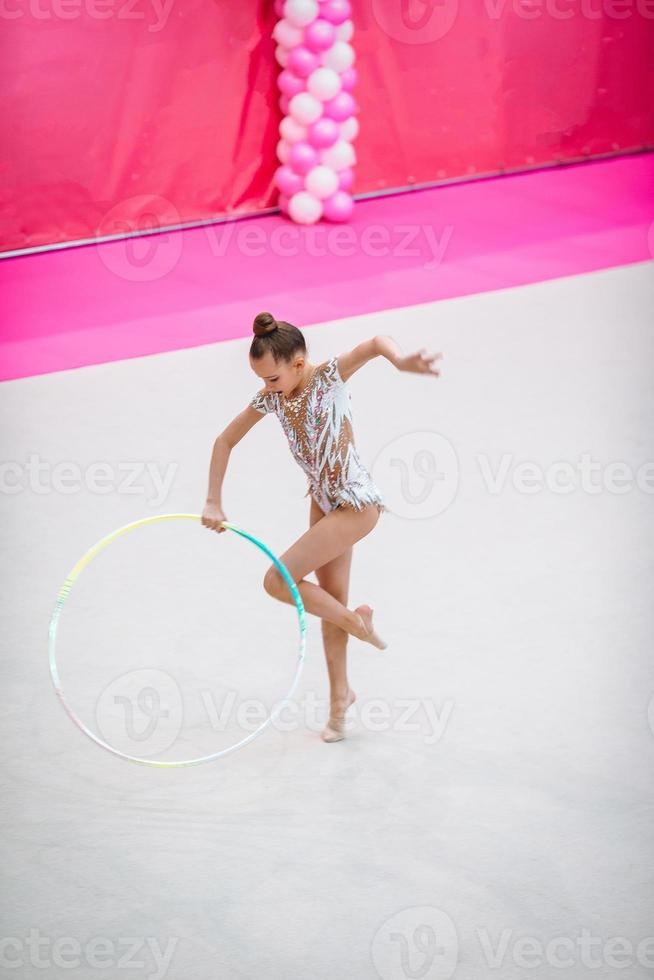 pequena ginasta treinando no tapete e pronta para competições foto