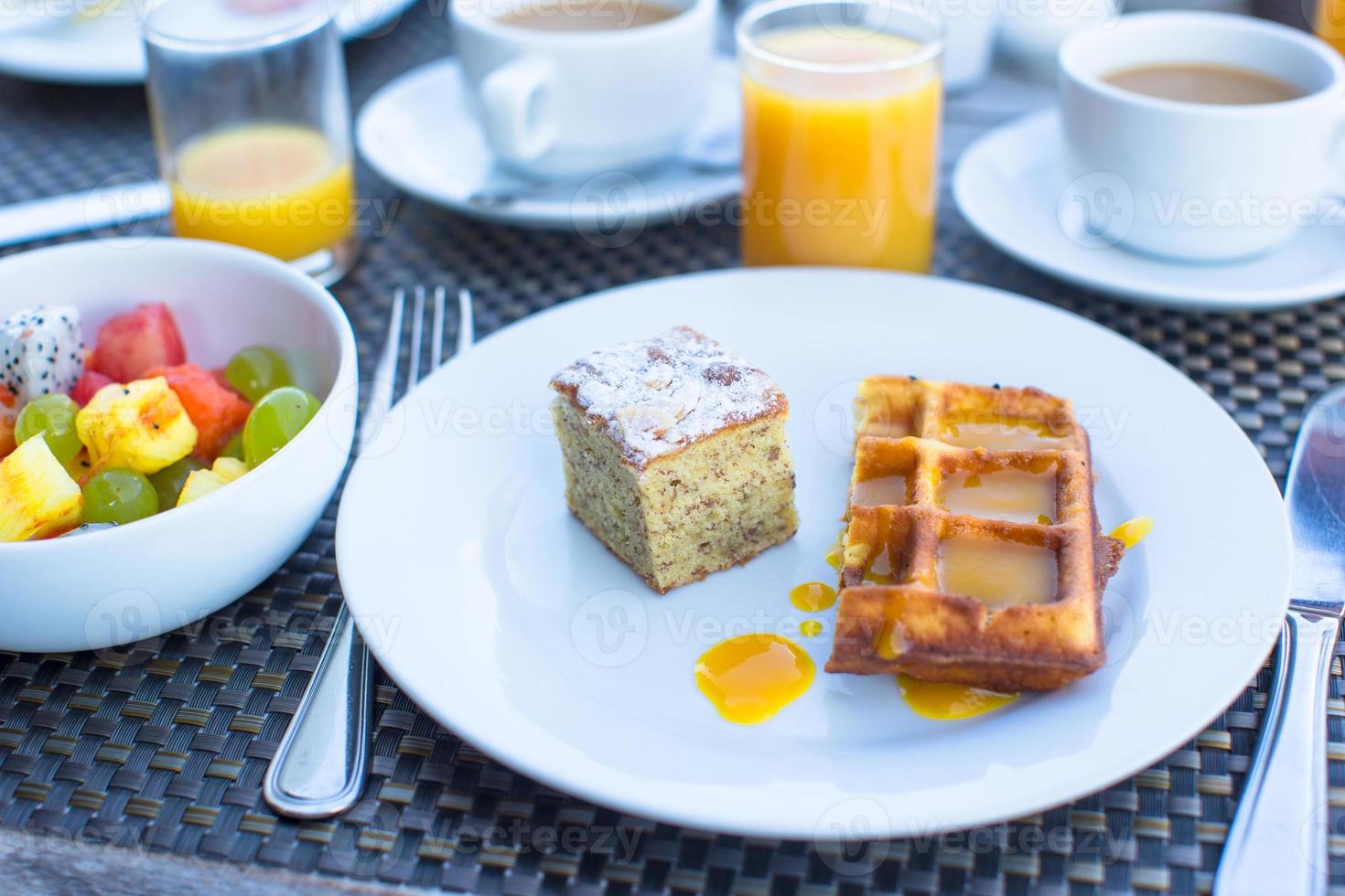 deliciosos waffles, bolo, café e suco servidos no café da manhã no restaurante do resort foto