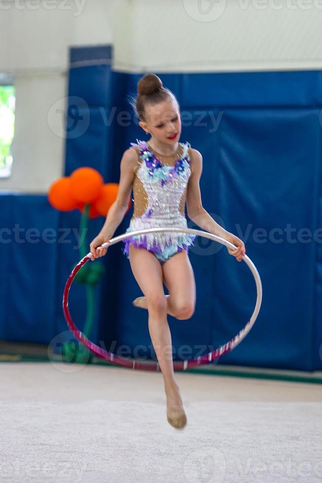 pequena ginasta treinando no tapete e pronta para competições foto