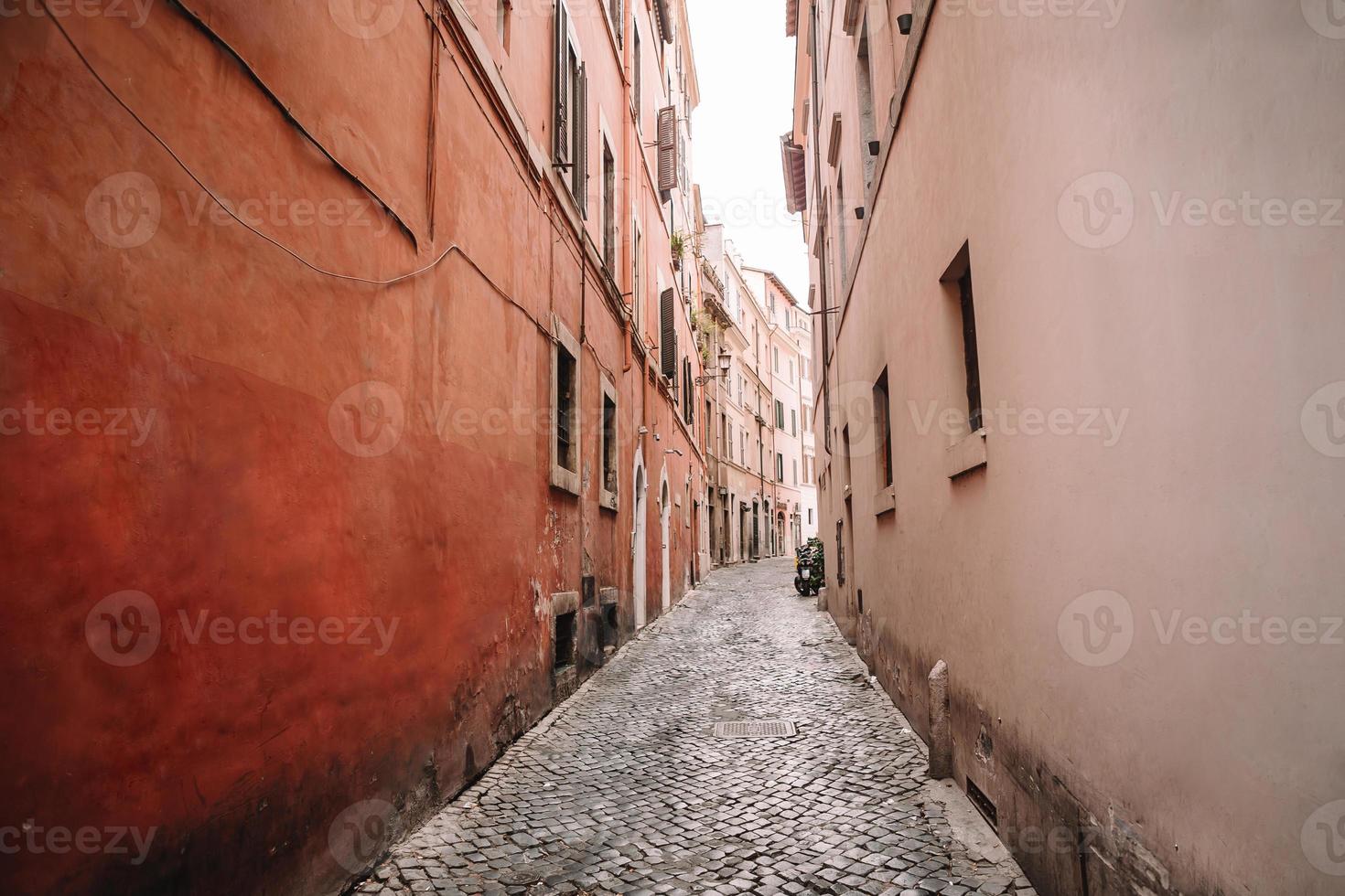 velhas belas ruas estreitas vazias na pequena cidade de lucca, na itália foto