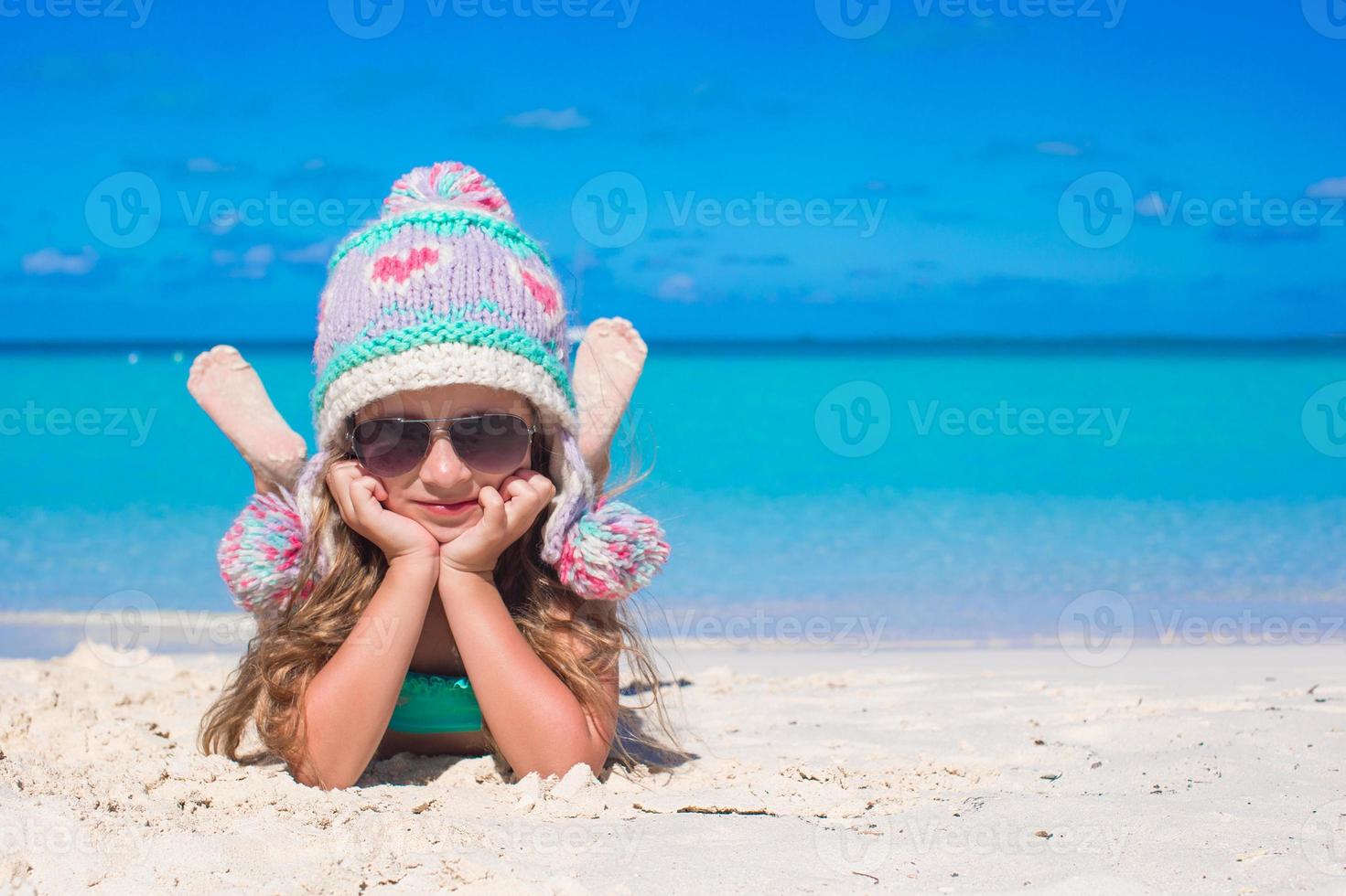 retrato de menina sorridente desfrutar de férias de verão foto