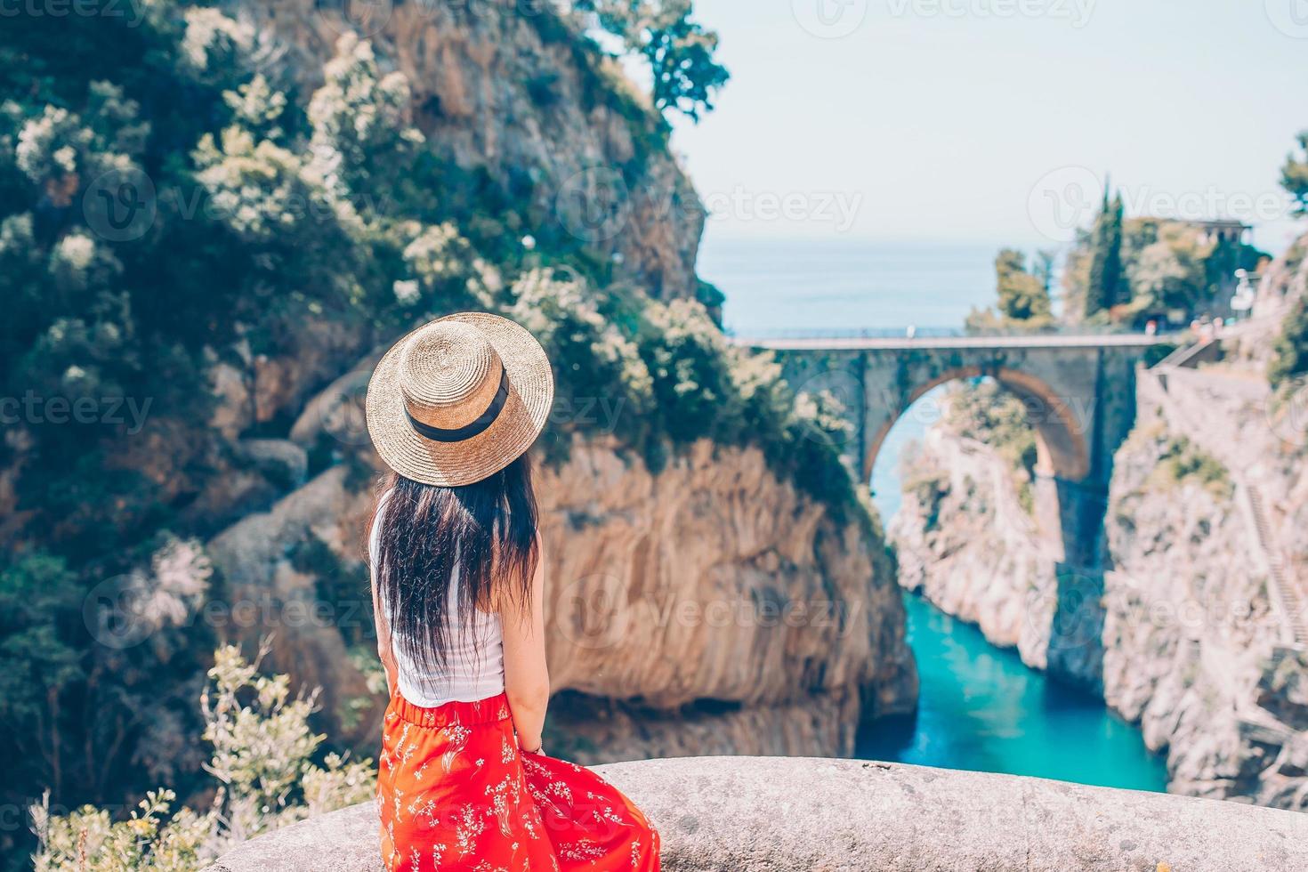 famosa praia fiordo di furore vista da ponte. foto