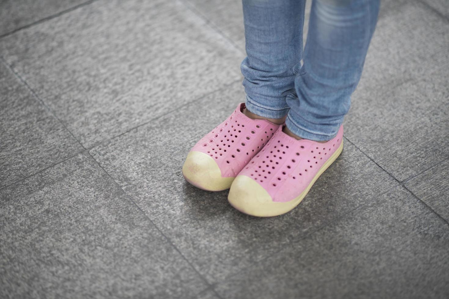 close-up de pés de menina na rua foto