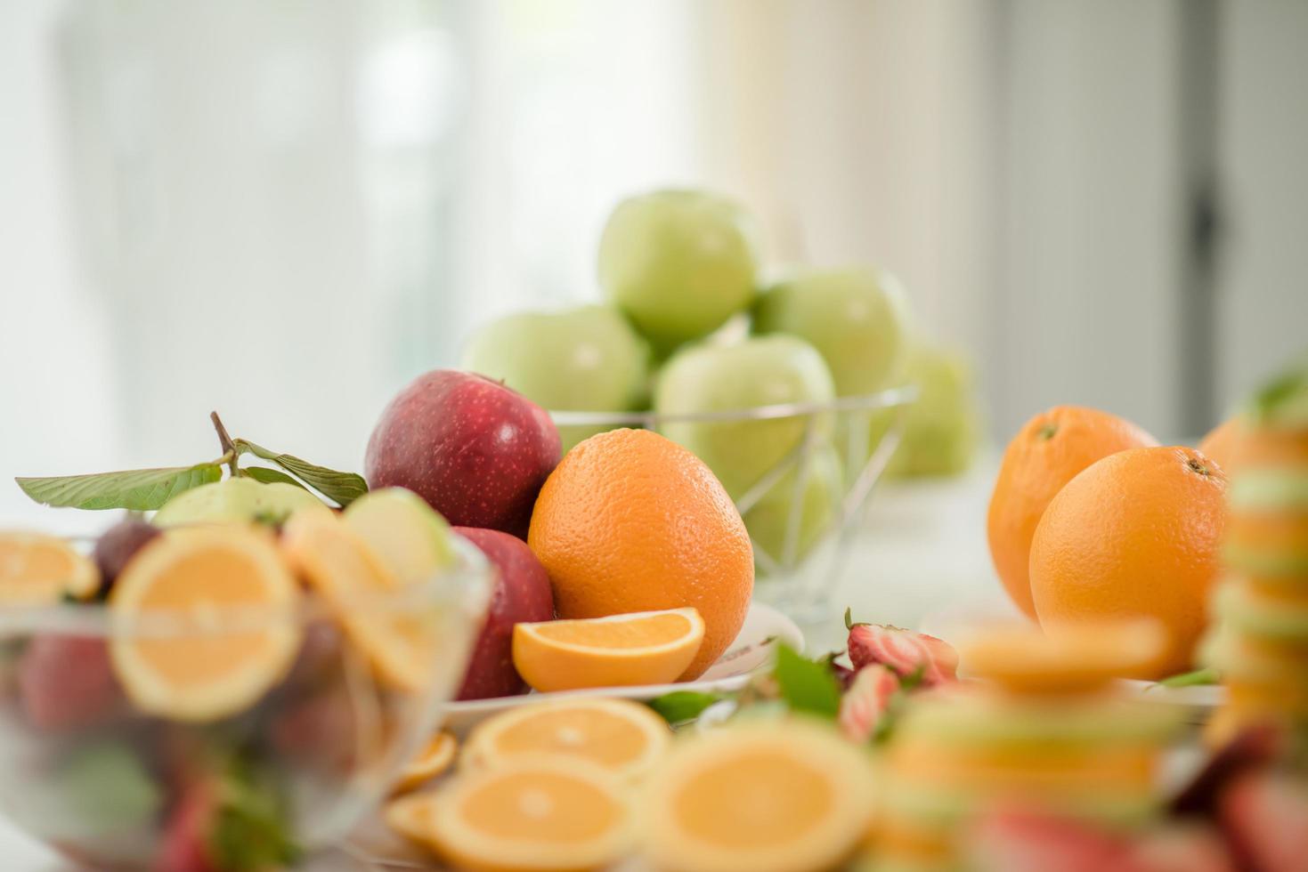 várias frutas frescas foto