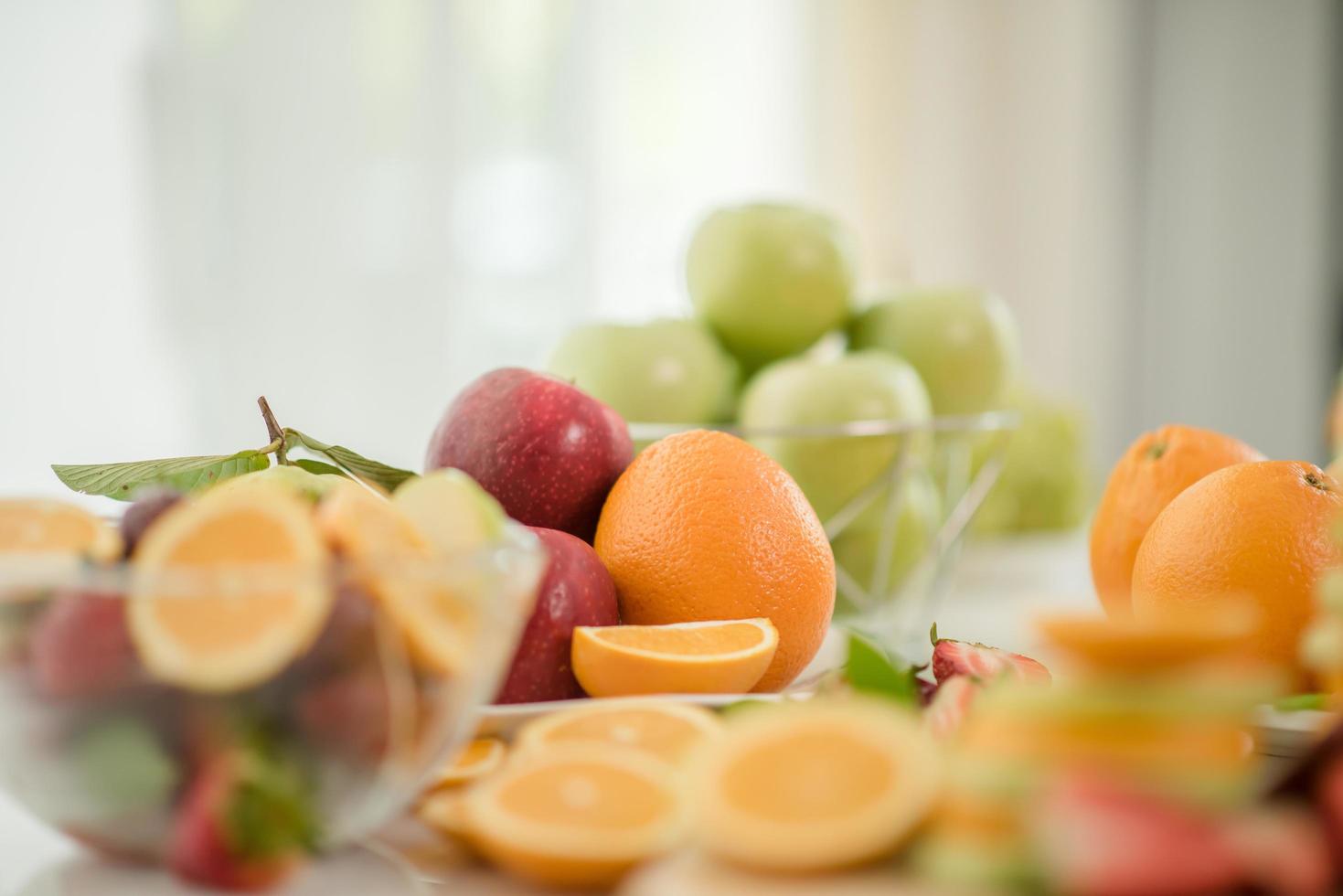 várias frutas frescas foto