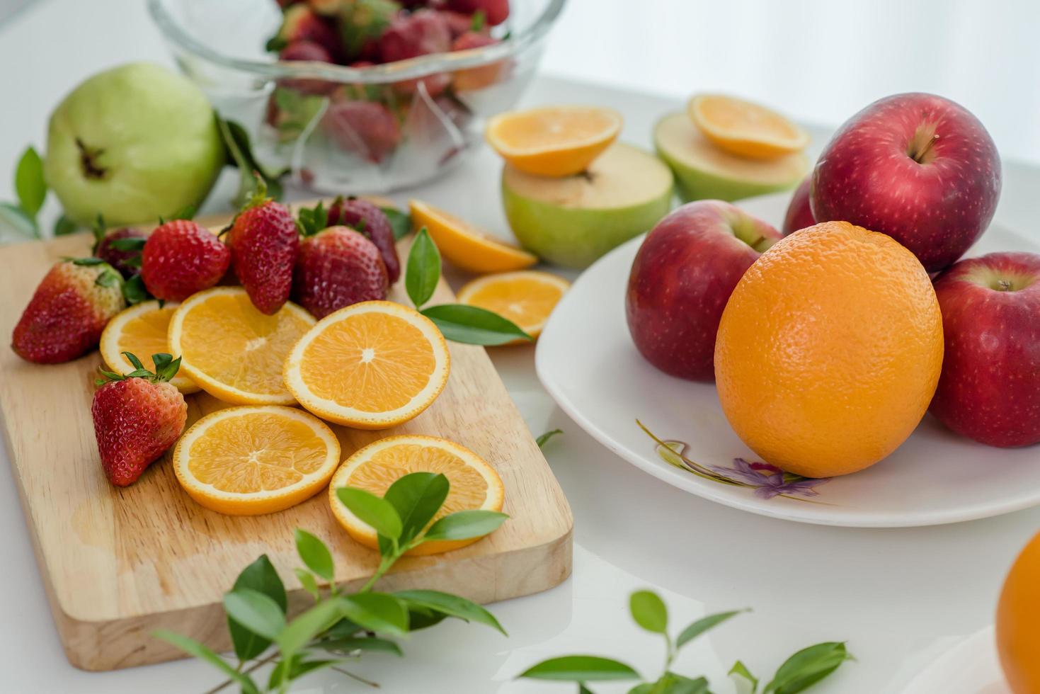 uma variedade de frutas frescas foto