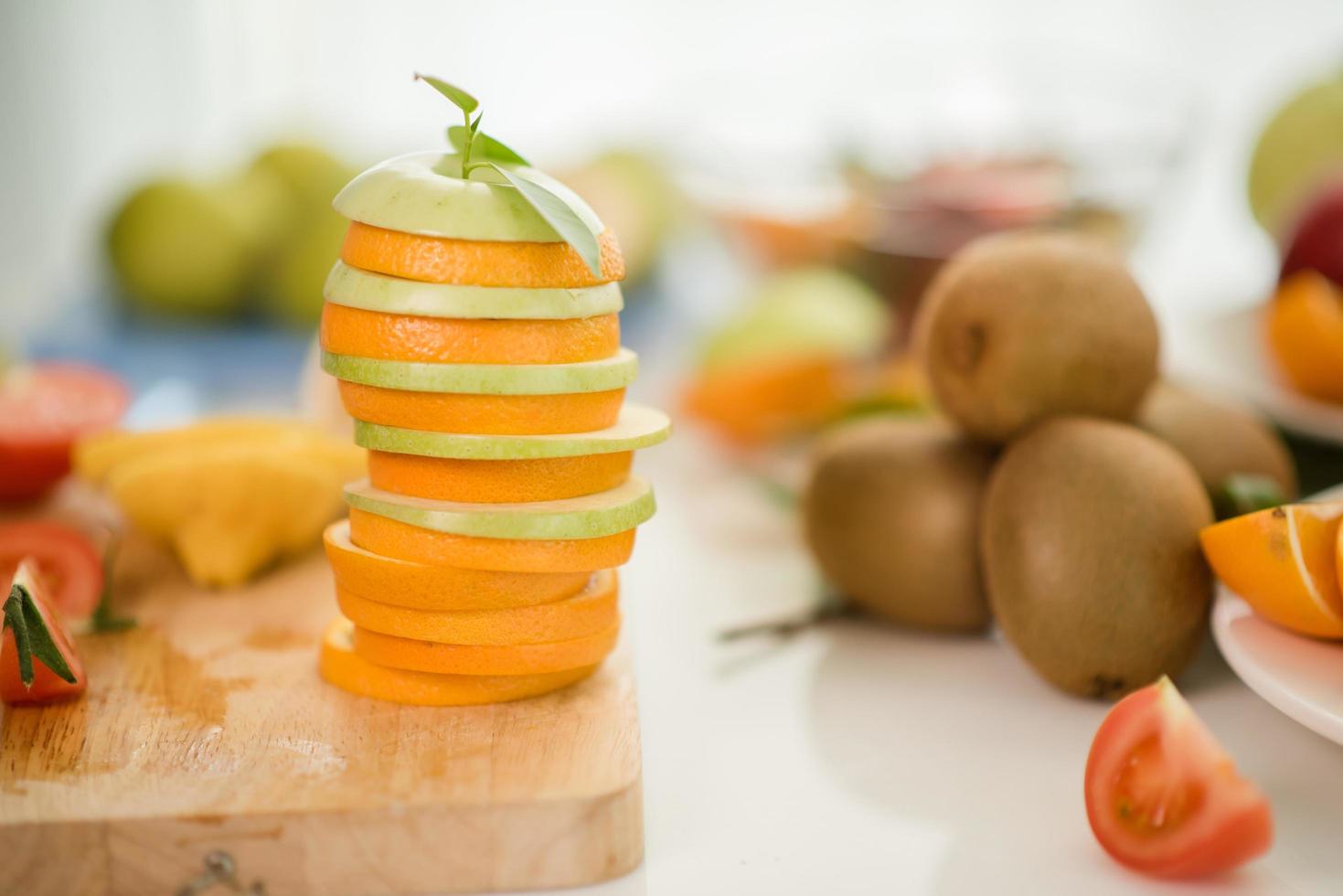 uma variedade de frutas frescas foto