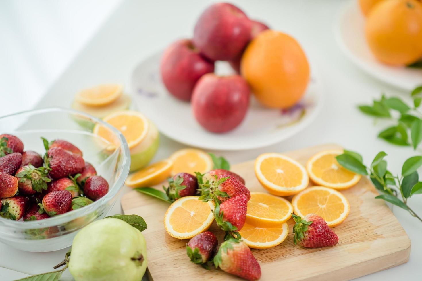 uma variedade de frutas frescas foto