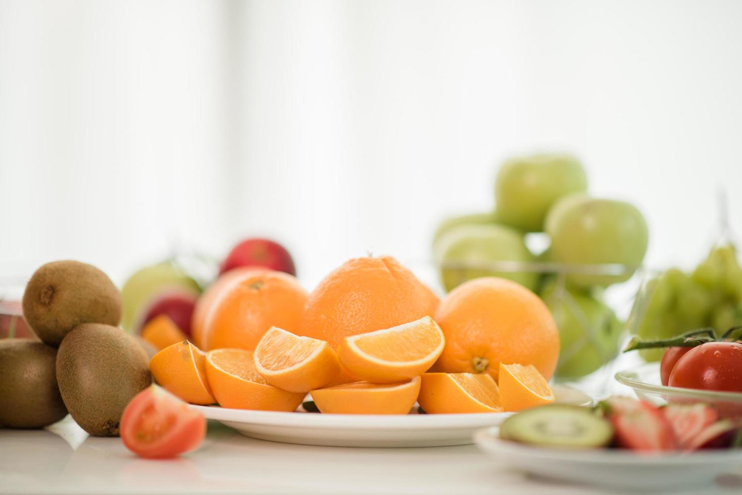 uma variedade de frutas frescas foto