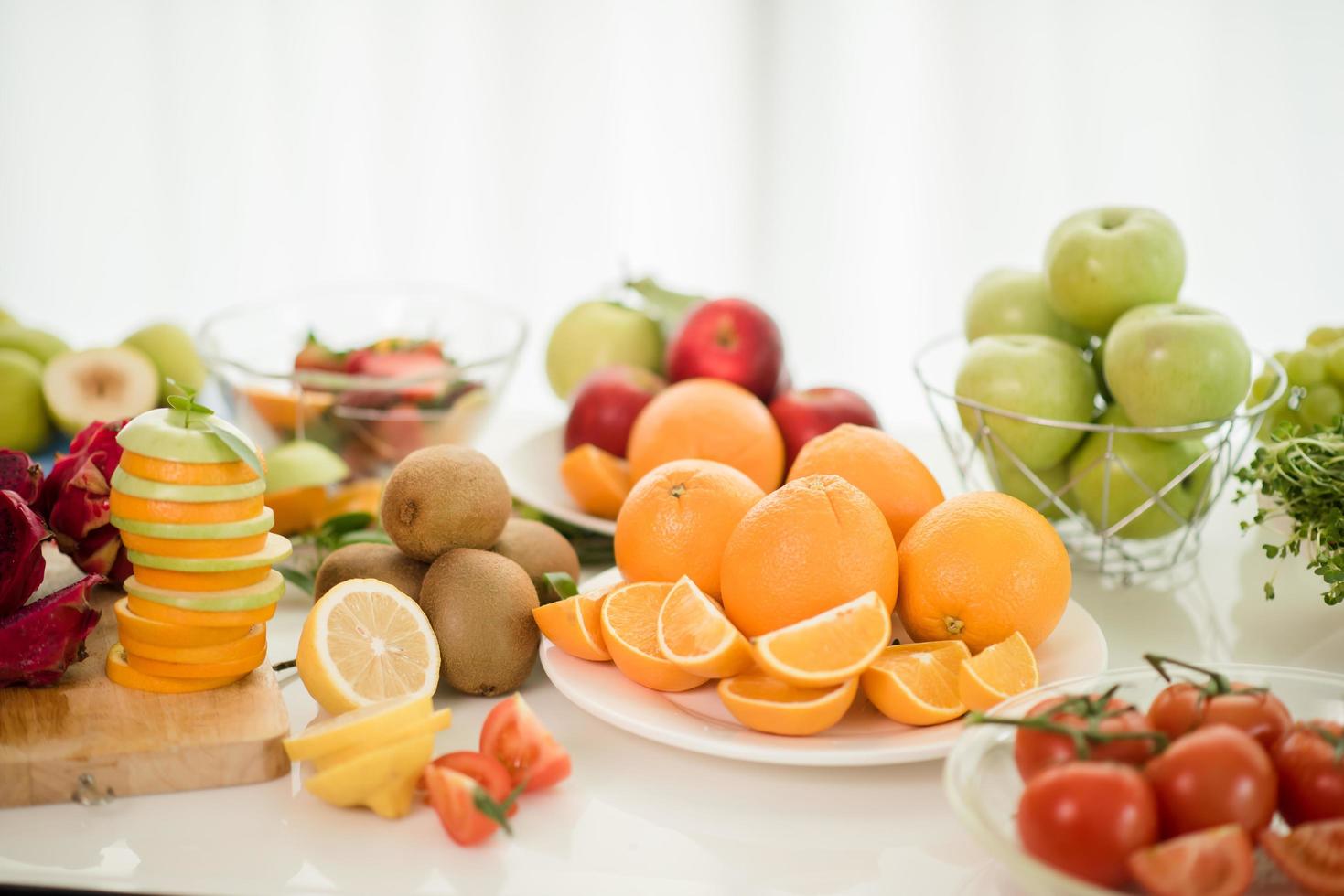 uma variedade de frutas frescas foto