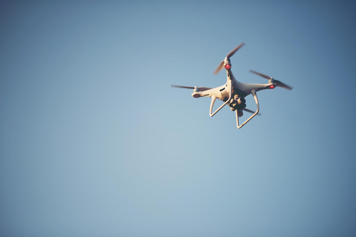 drone voando no céu foto