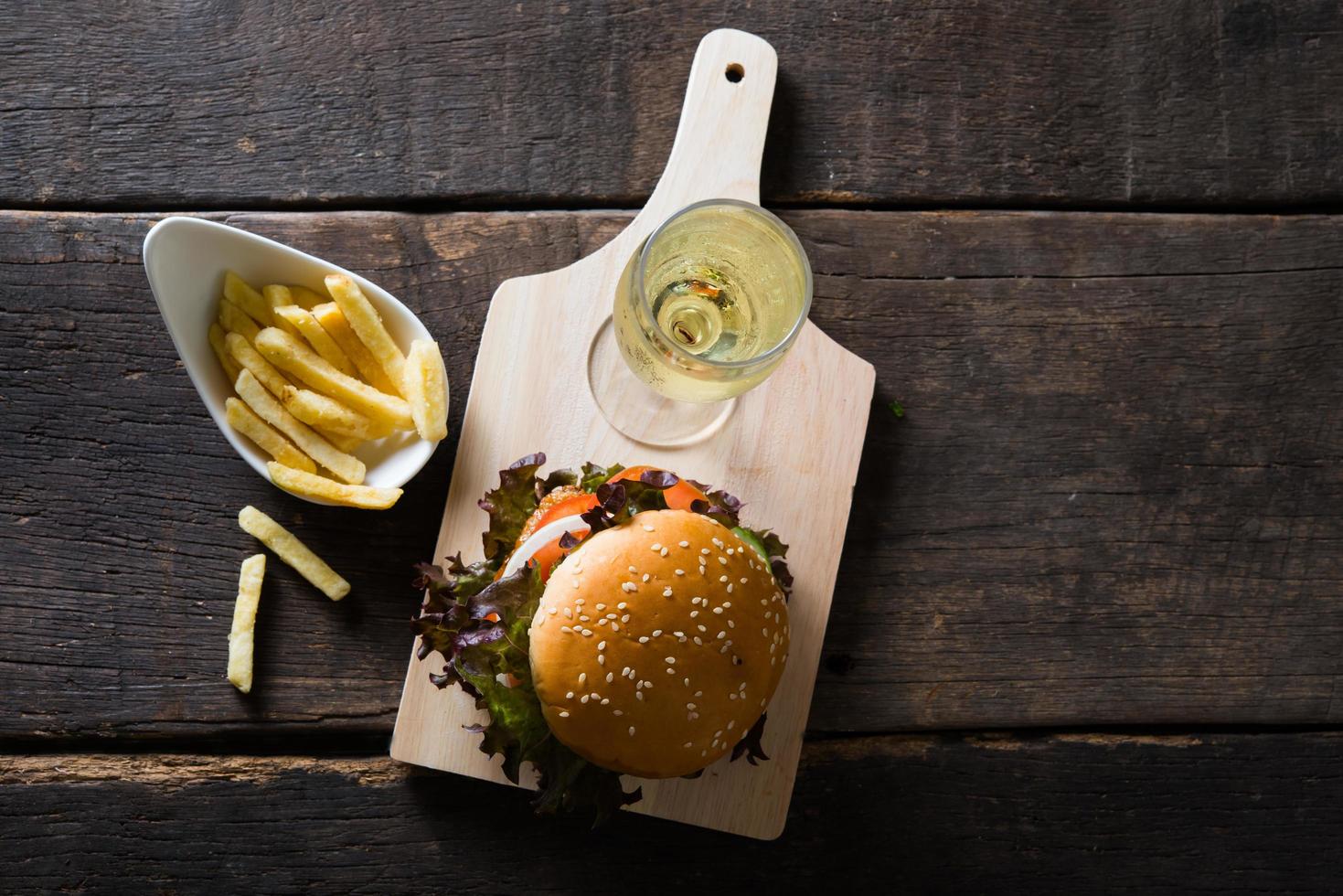 hambúrguer caseiro de frango com champagne e batata frita foto