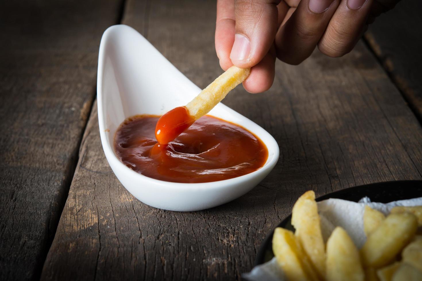 batatas fritas com ketchup de tomate foto