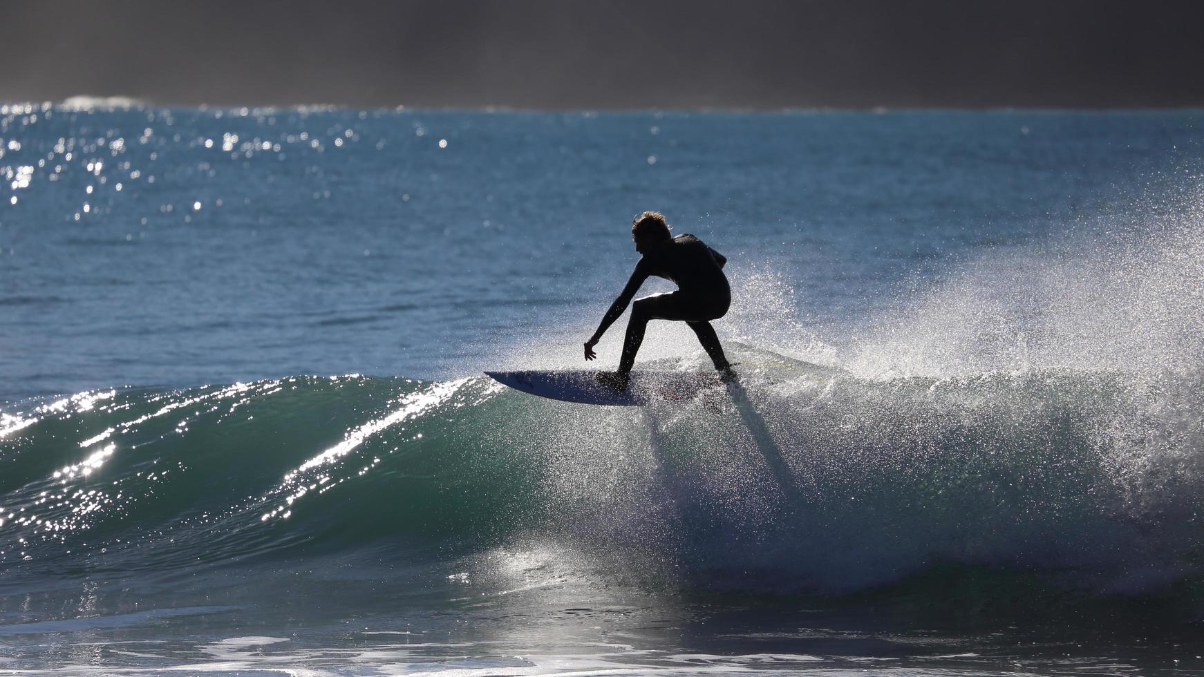 pessoa andando de prancha de surf em barril de água foto