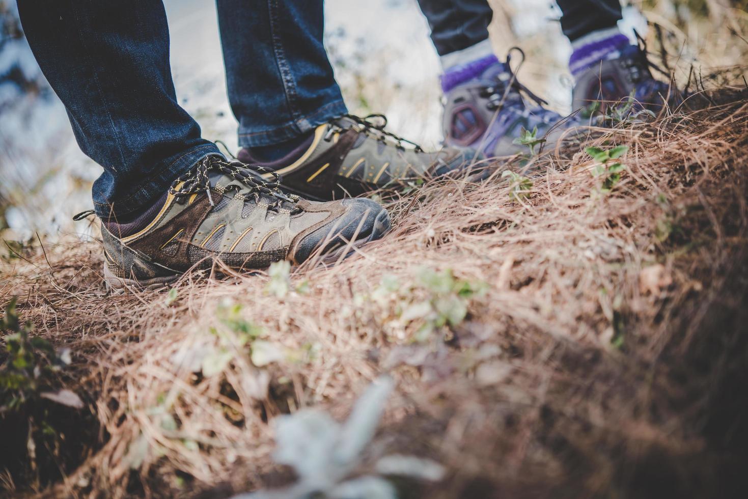 close-up dos pés de jovens caminhantes foto