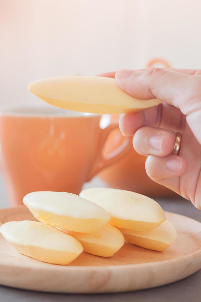 mão segurando biscoitos foto