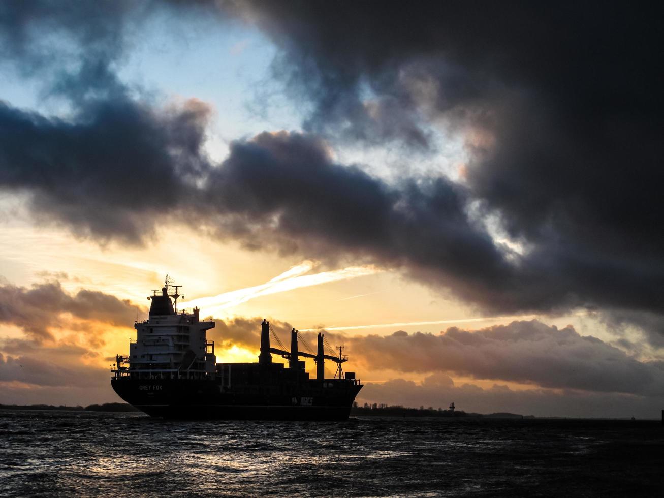 navio navegando durante o pôr do sol foto