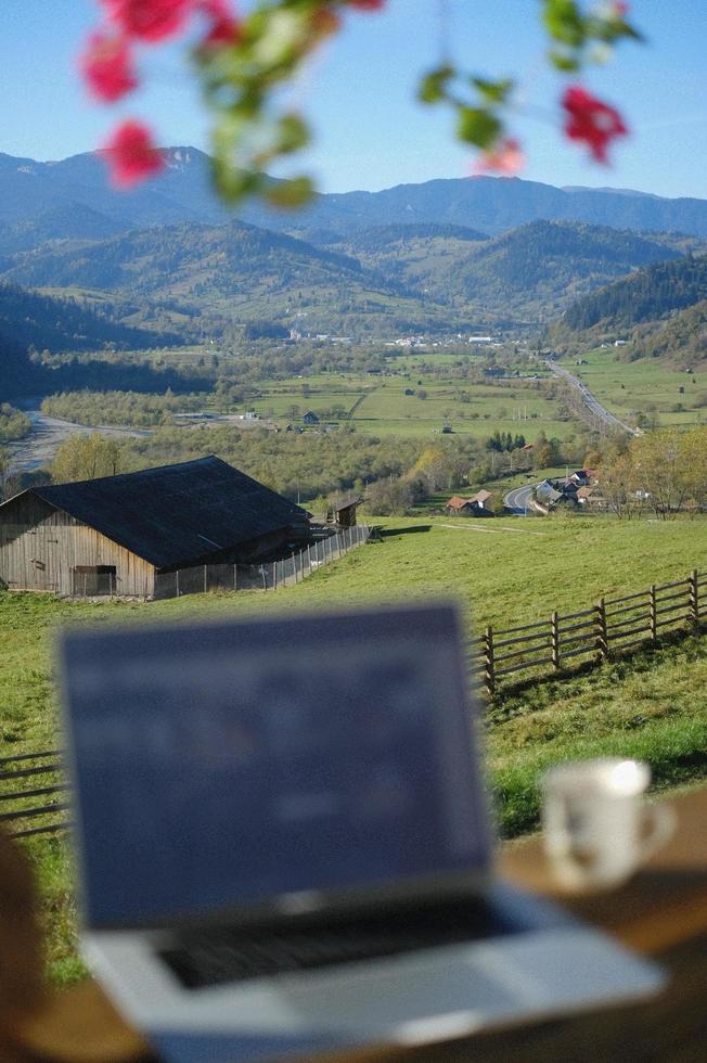 a visão do escritório de um freelancer vivendo no campo foto