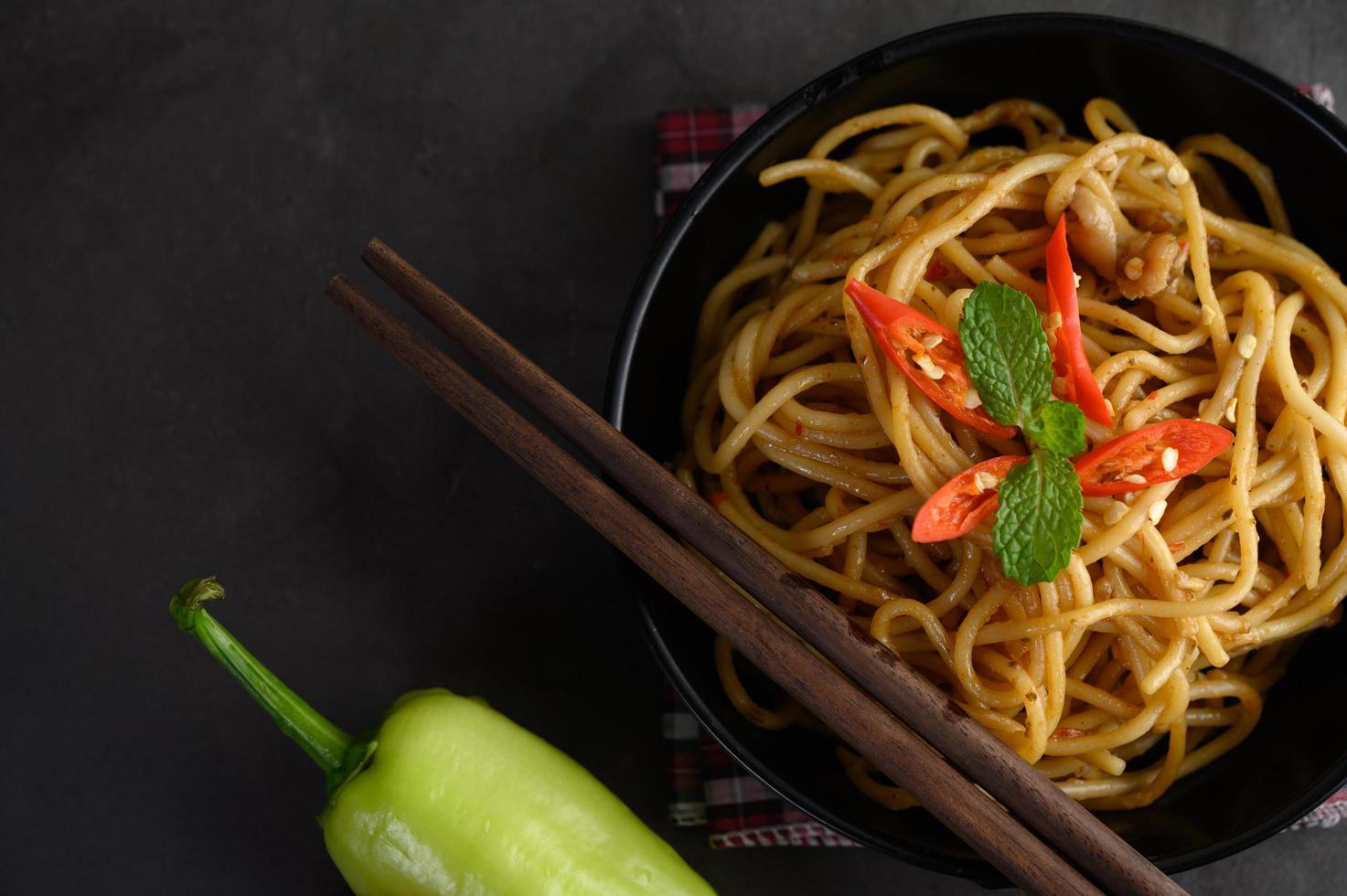 macarrão espaguete italiano com molho de tomate foto