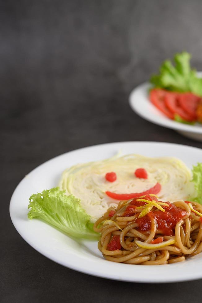 macarrão espaguete italiano com molho de tomate foto