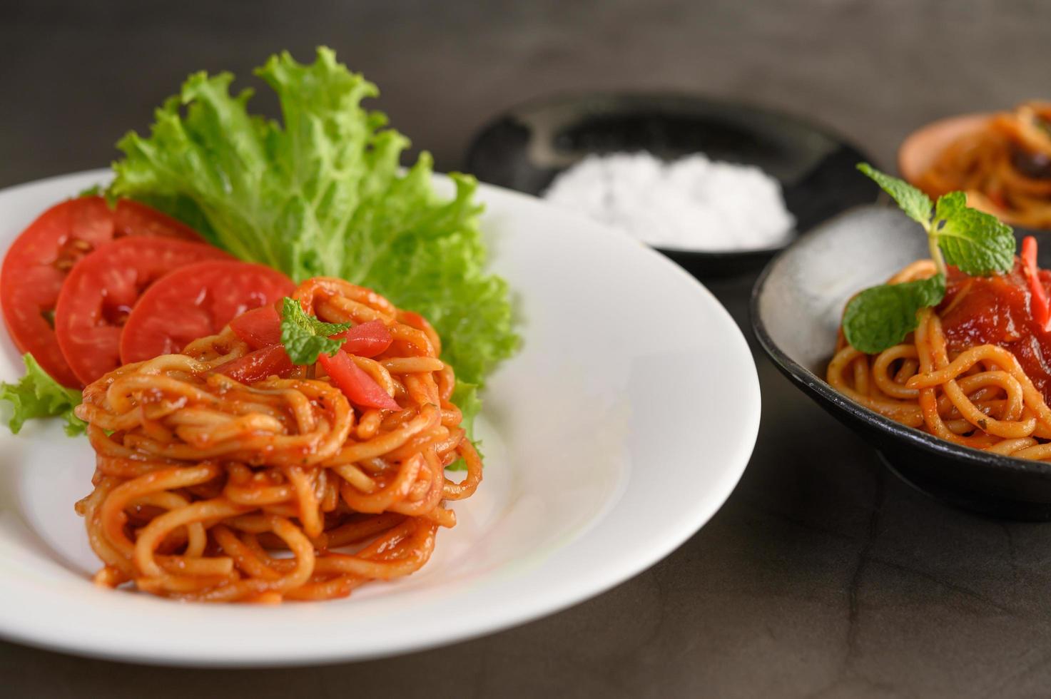 macarrão espaguete italiano com molho de tomate foto