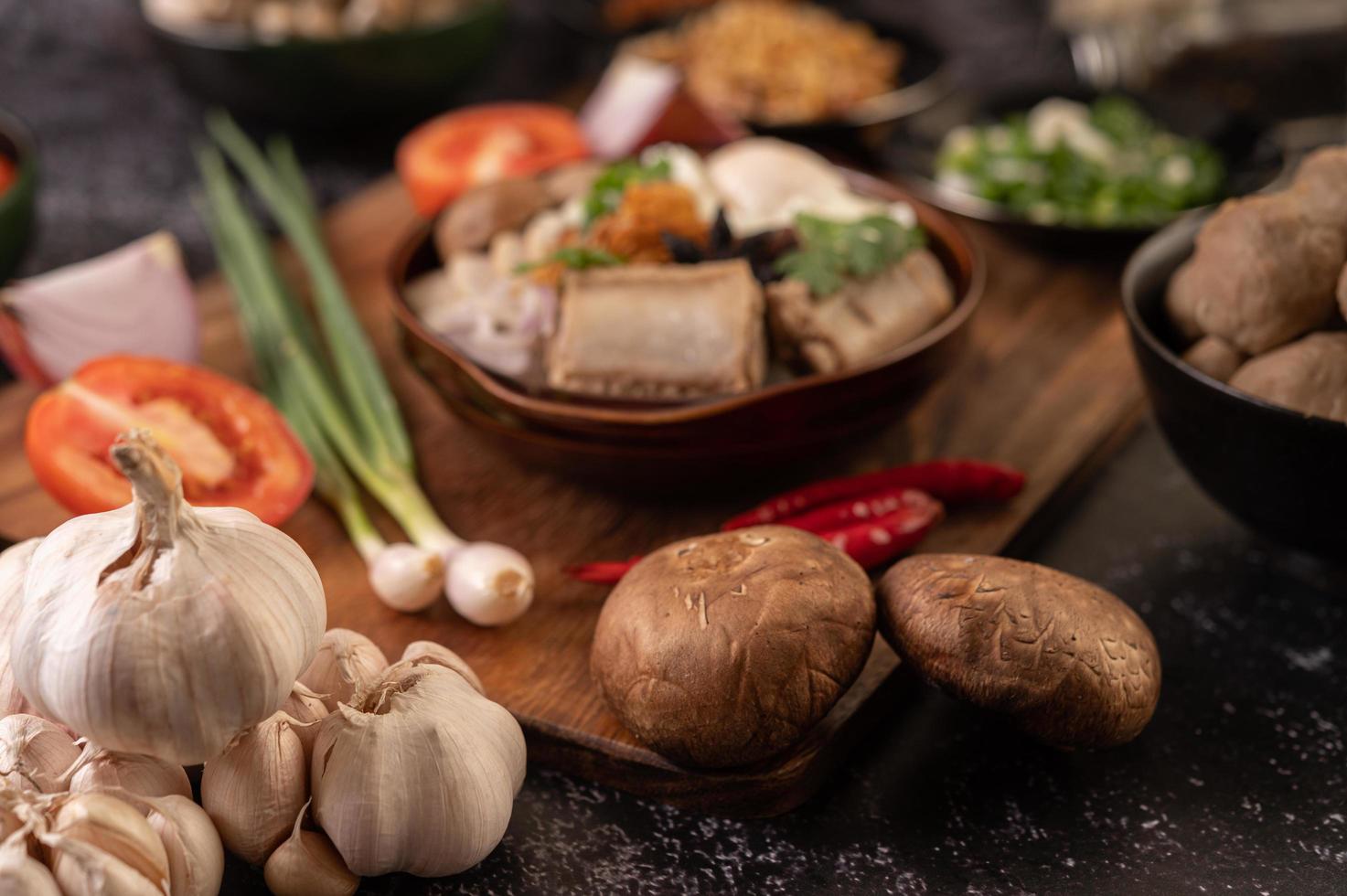 cogumelos shiitake com alho, tomate, pimentão e cebola foto