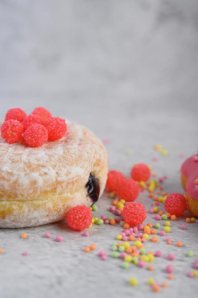 donuts com granulado e doces foto