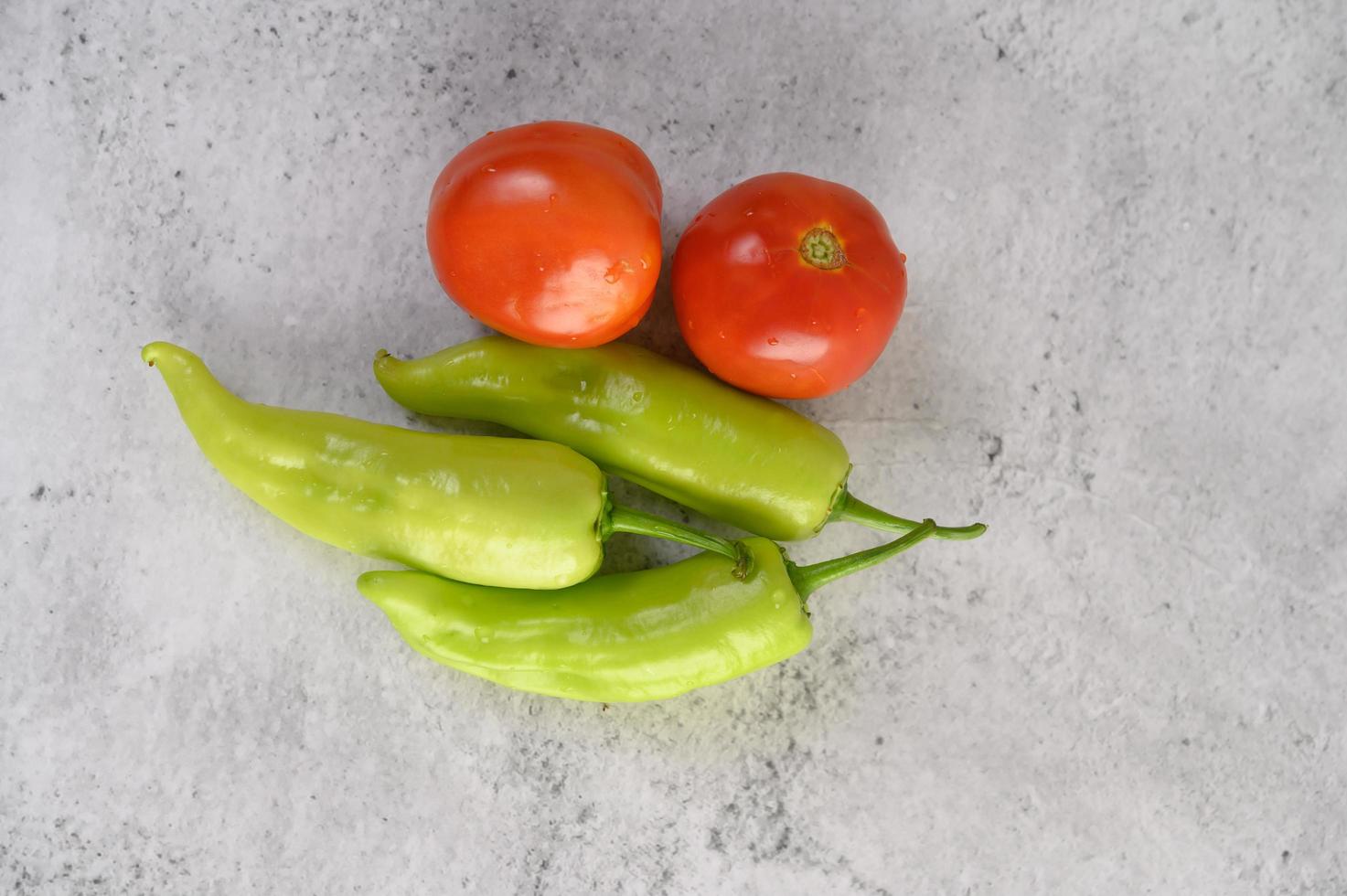 pimentão verde e tomate fresco foto