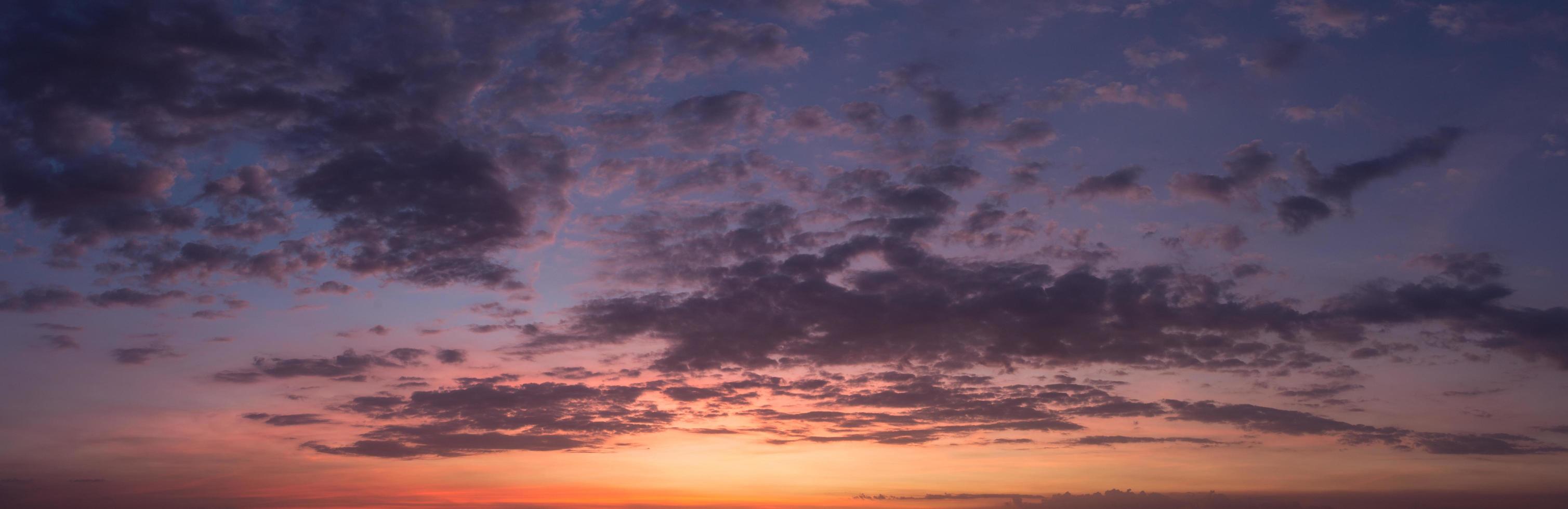 céu ao pôr do sol foto