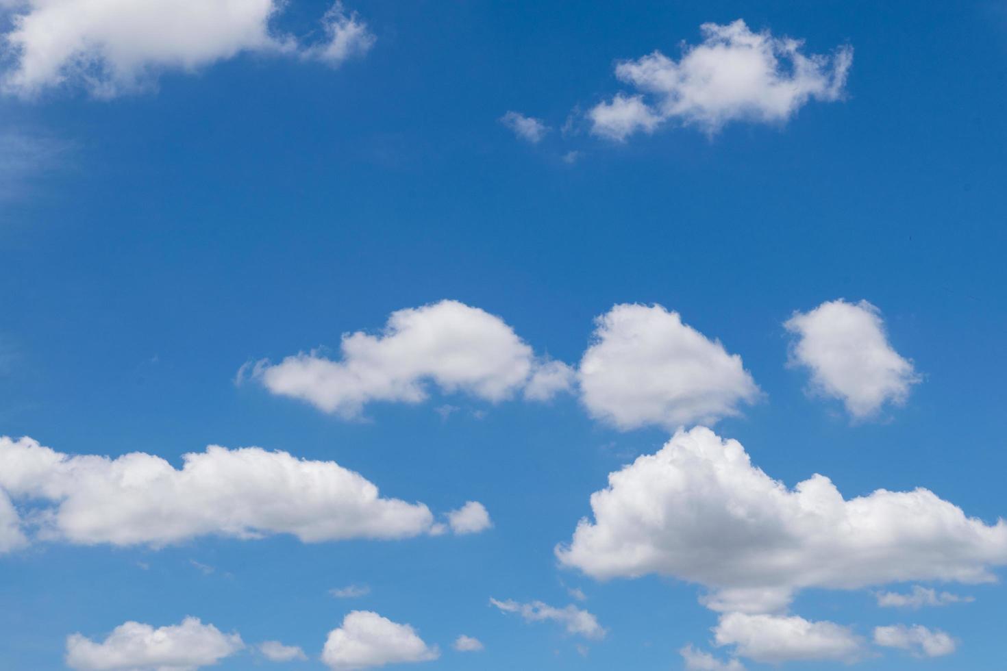 céu com nuvens brancas foto