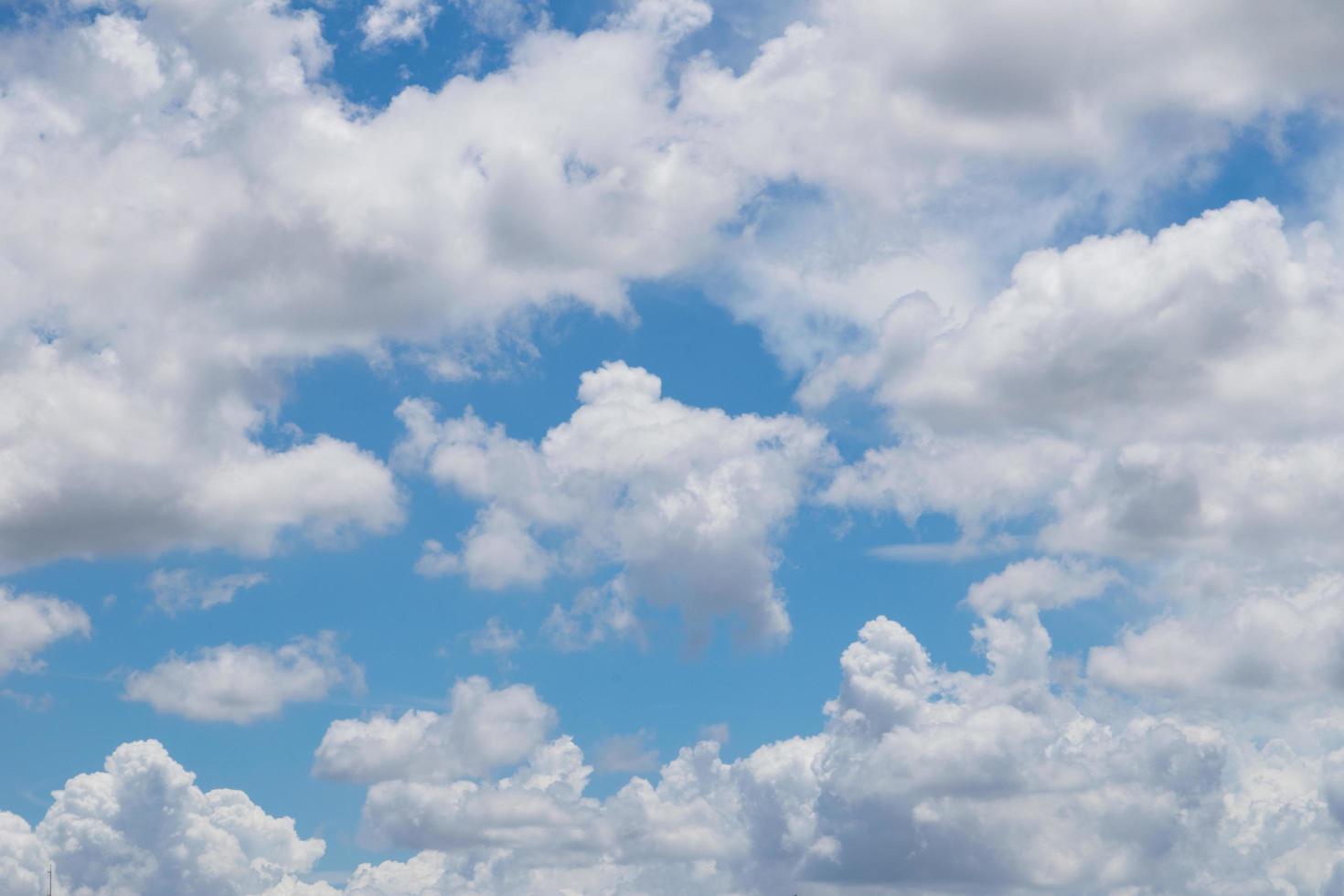 céu azul com nuvens brancas foto