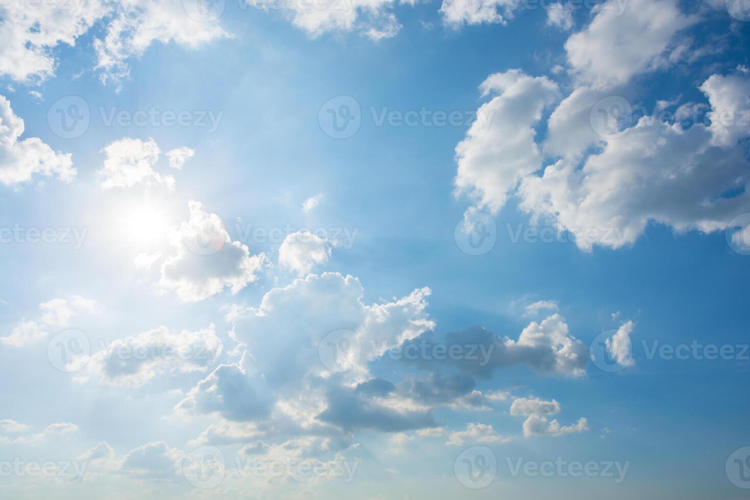 céu azul com nuvens brancas foto