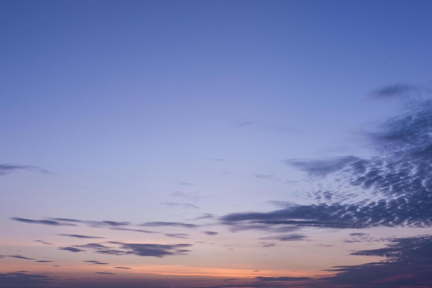 céu e nuvens ao pôr do sol foto