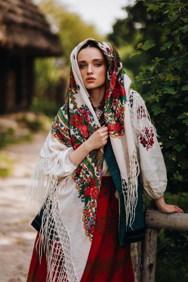 garota em um vestido ucraniano colorido foto