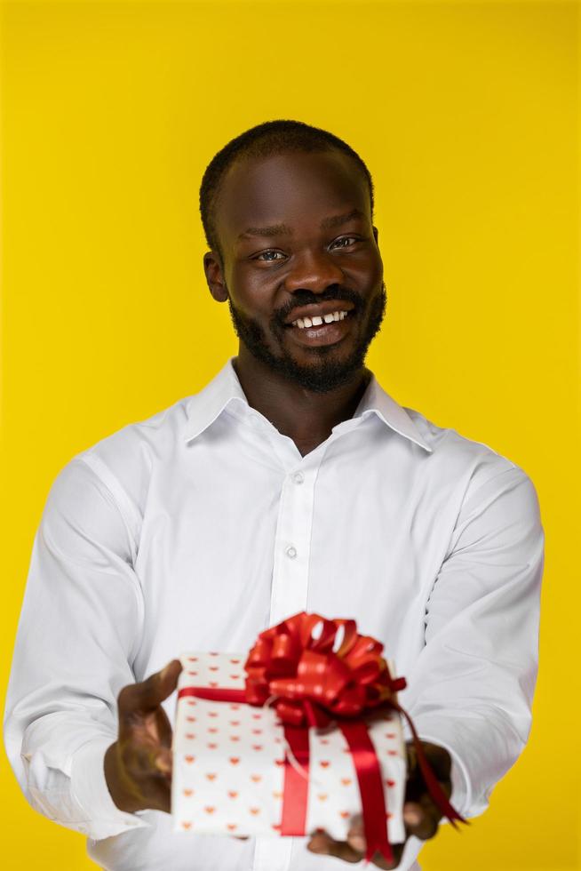 retrato de um homem fofo dando um presente foto