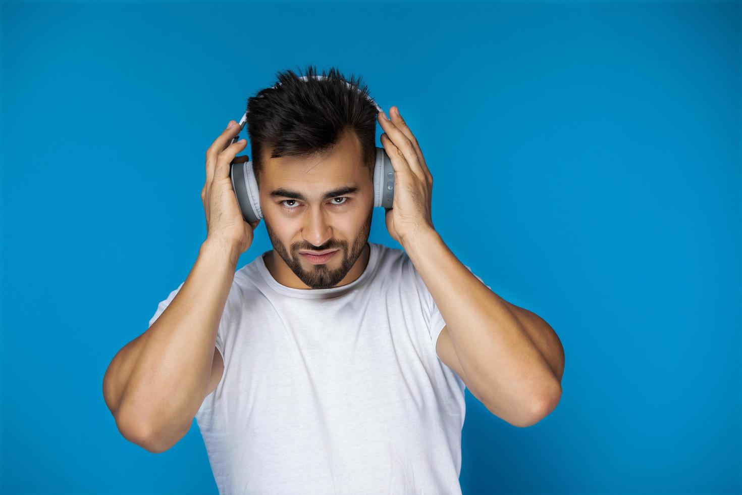 homem ouvindo música com fones de ouvido foto
