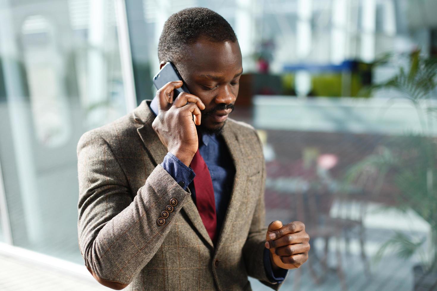 empresário falando ao telefone foto