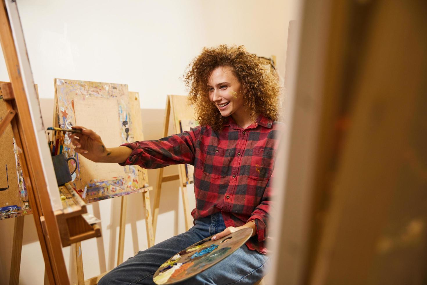 artista pintando no estúdio foto