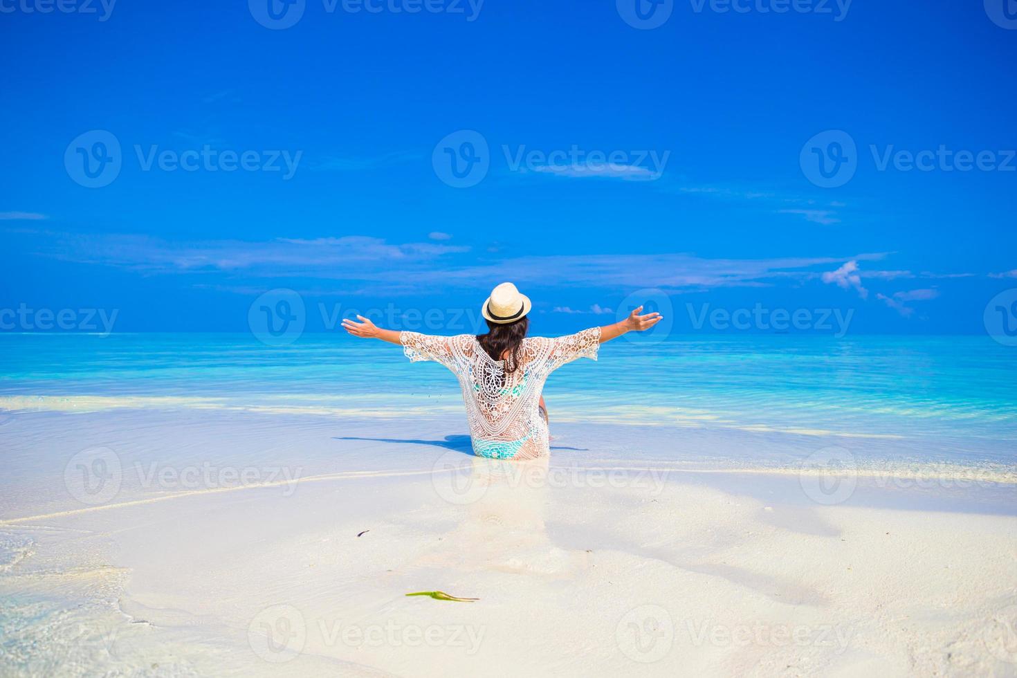 jovem desfrutar de férias de praia tropical foto