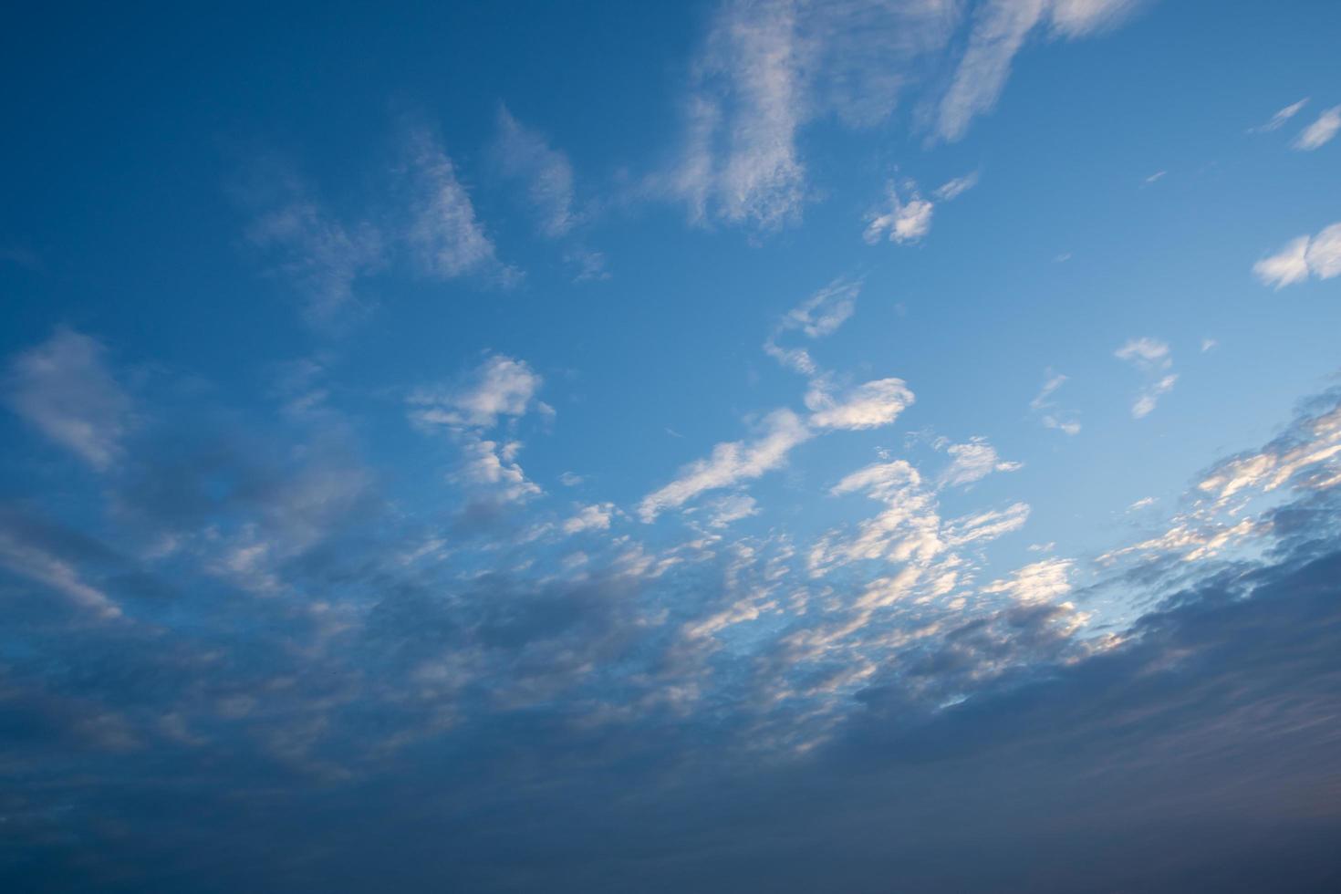 céu e nuvens ao pôr do sol foto