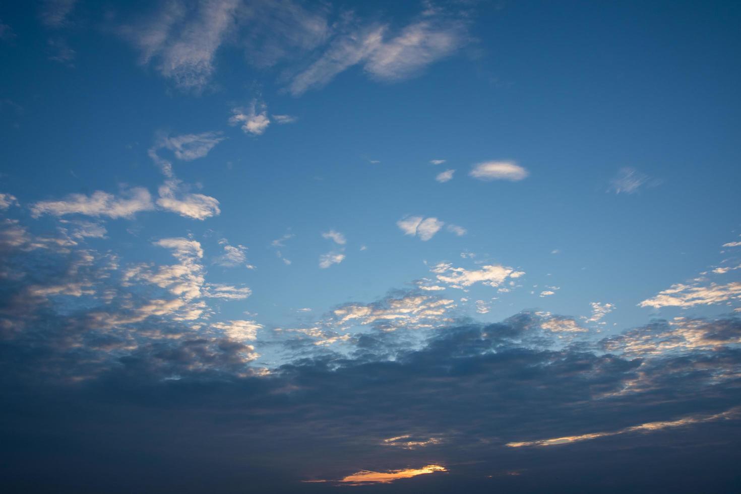 céu e nuvens ao pôr do sol foto