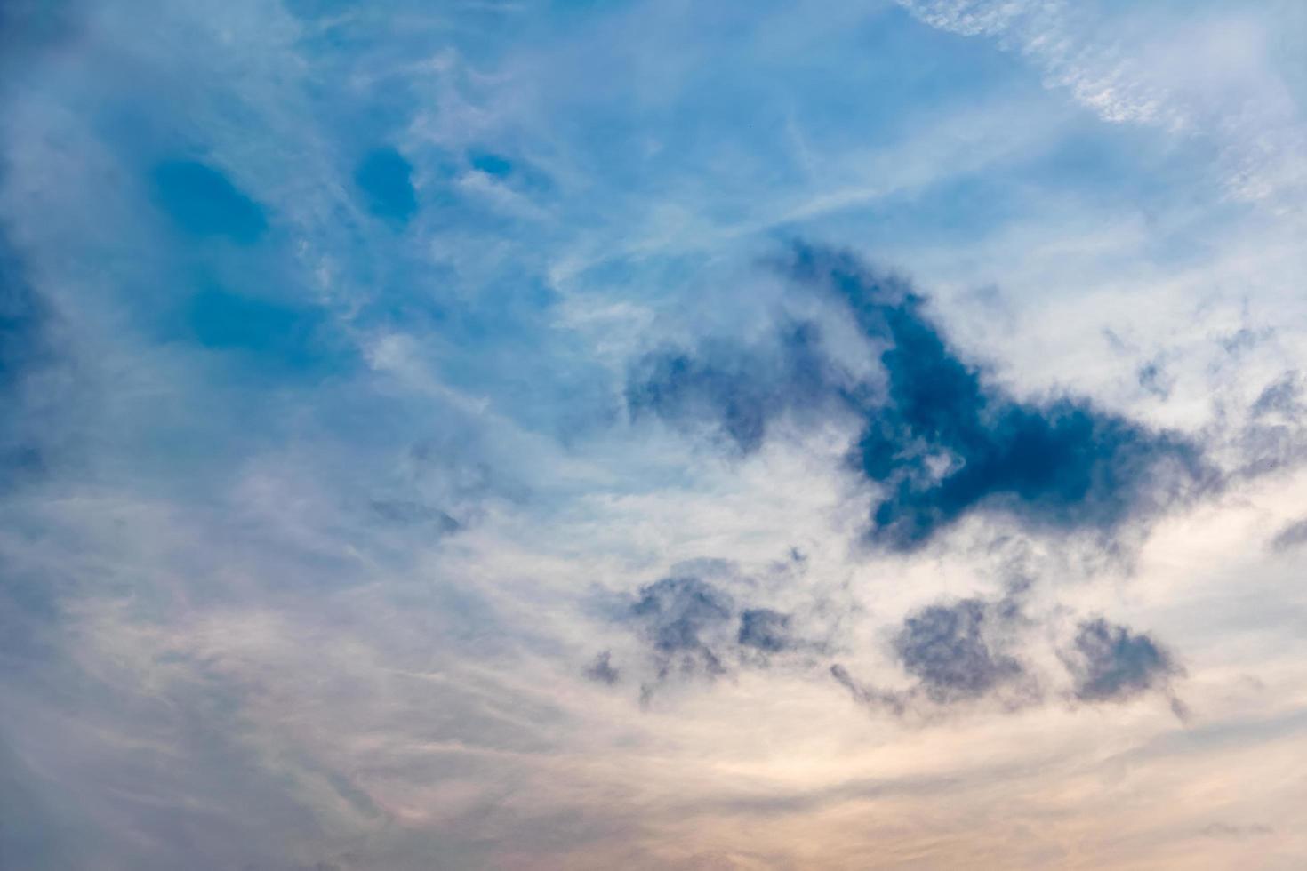 céu azul com nuvens brancas foto