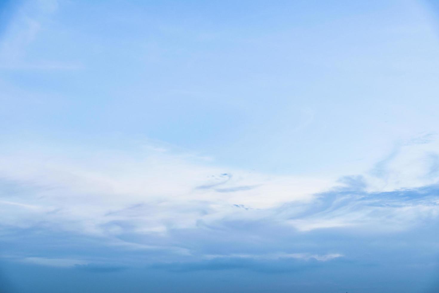 céu azul com nuvens brancas foto