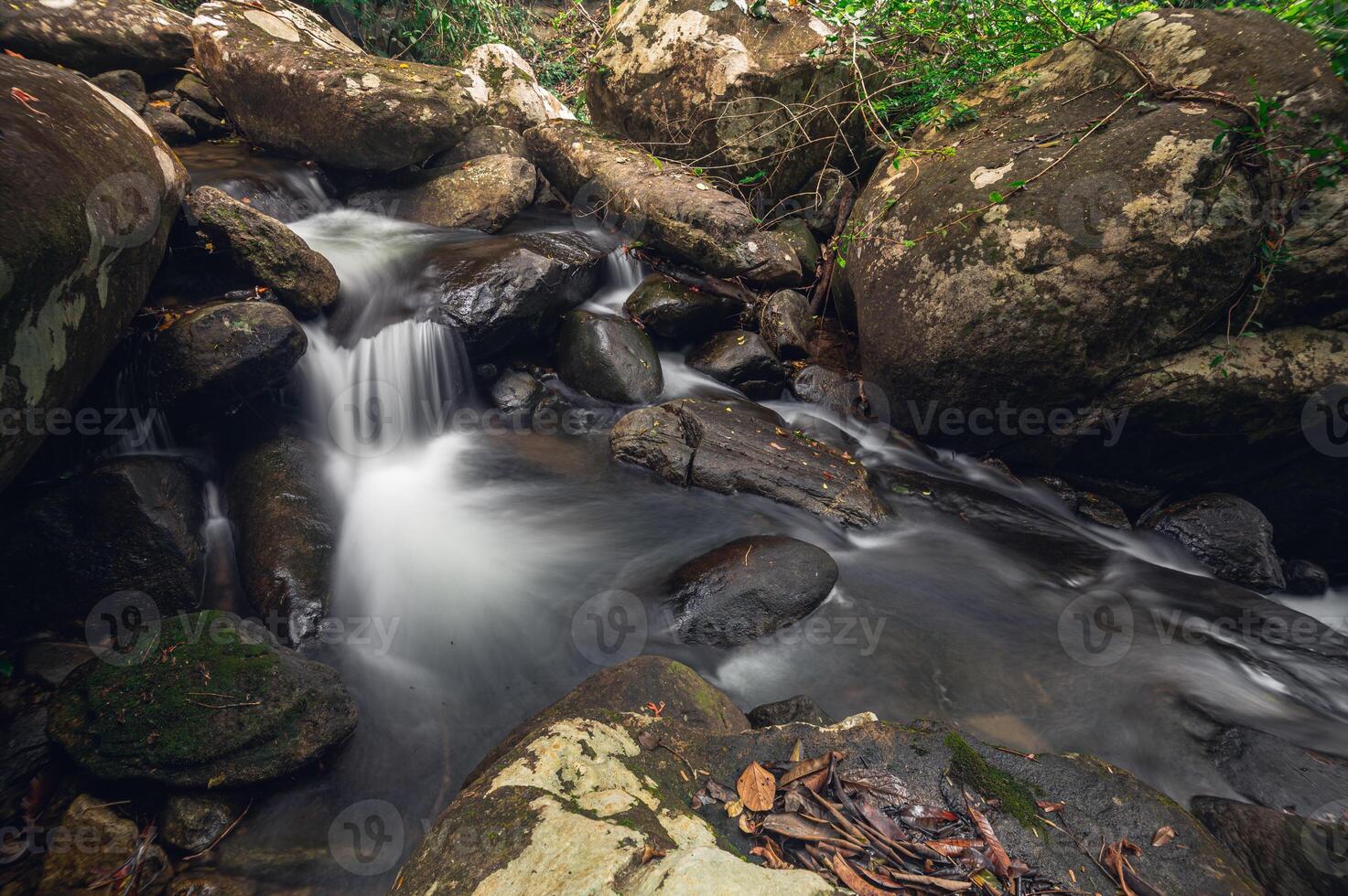 riacho no parque nacional da cachoeira khao chamao foto