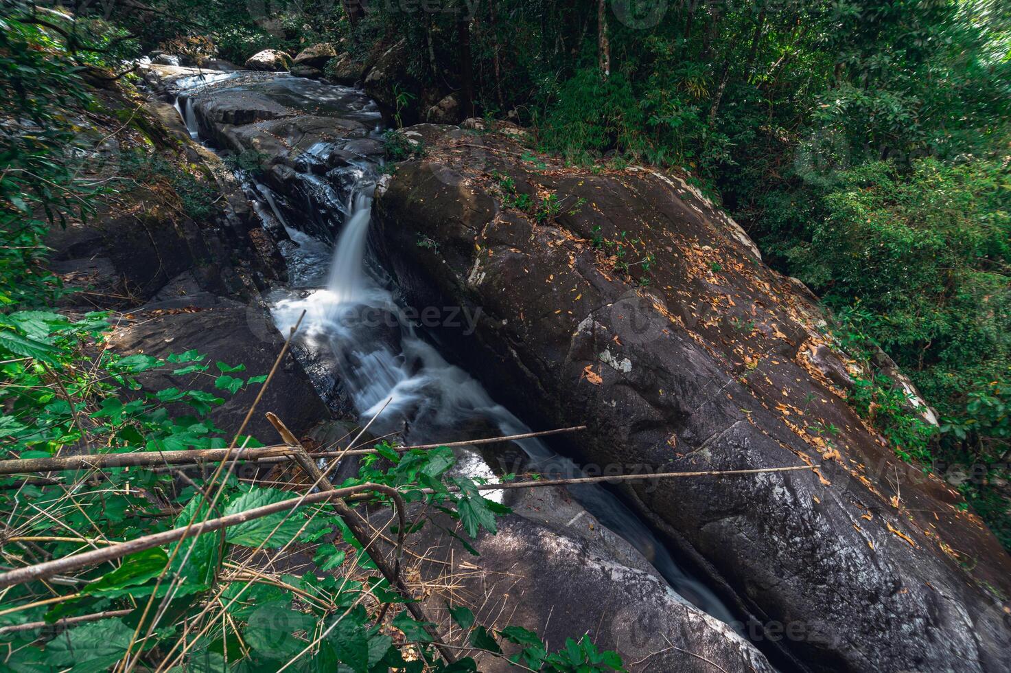 rochas no parque nacional da cachoeira khao chamao foto