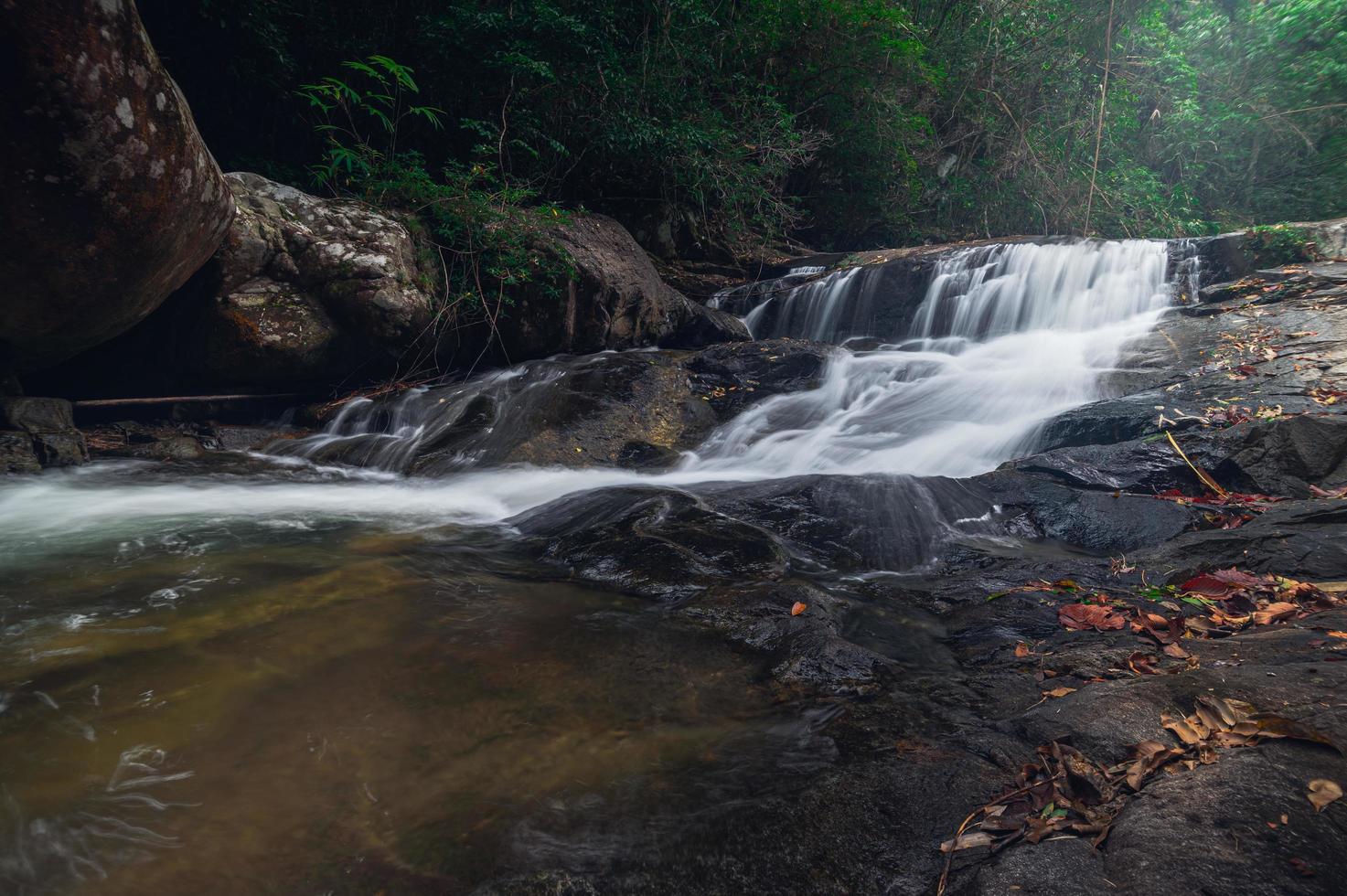 paisagem no parque nacional da cachoeira khao chamao foto