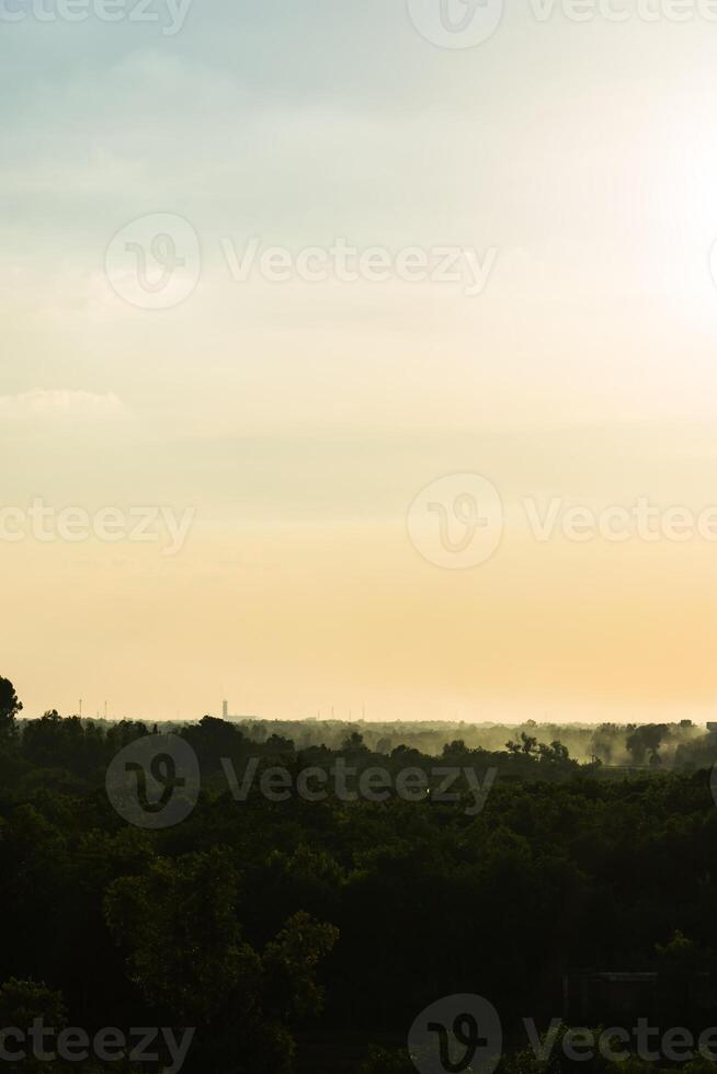 céu e nuvens ao pôr do sol foto