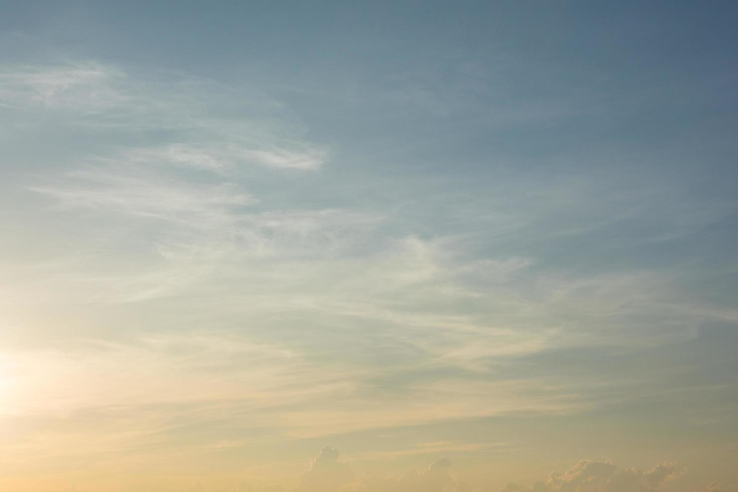 céu e nuvens ao pôr do sol foto